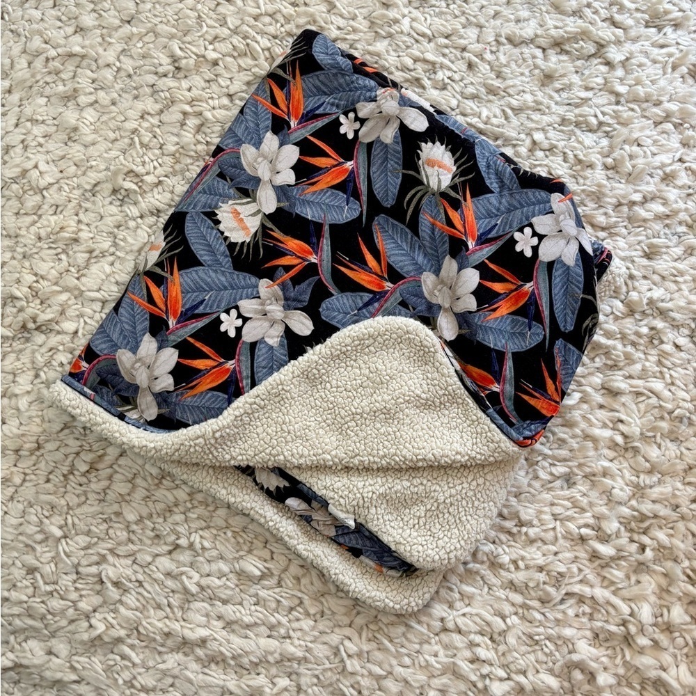 Muse Threads bamboo and Sherpa blanket cool tropics